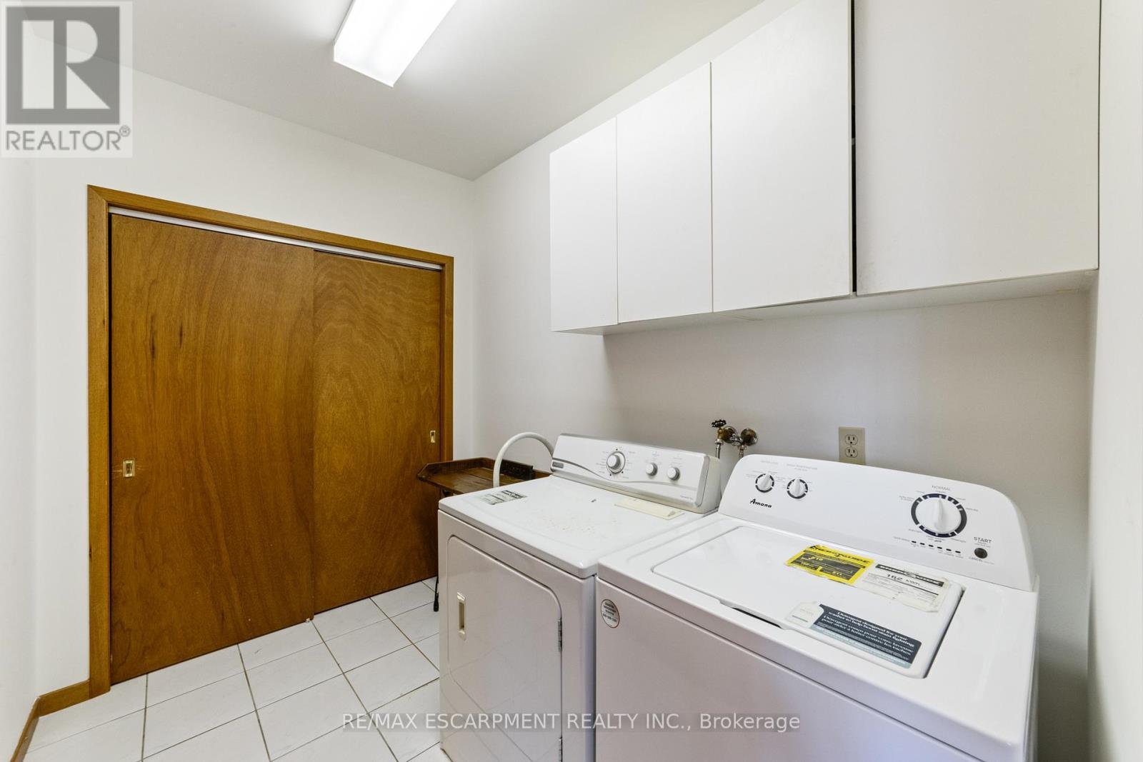 1411 Beaufort Drive, Burlington, ON - Indoor Photo Showing Laundry Room
