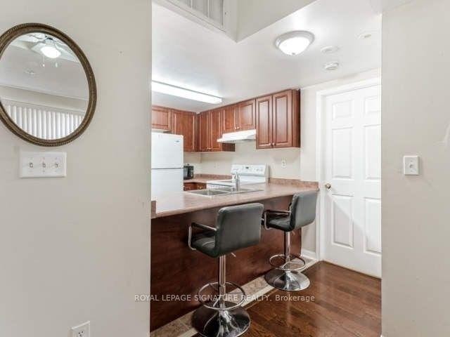2033-3025 Finch Avenue W, Toronto, ON - Indoor Photo Showing Kitchen