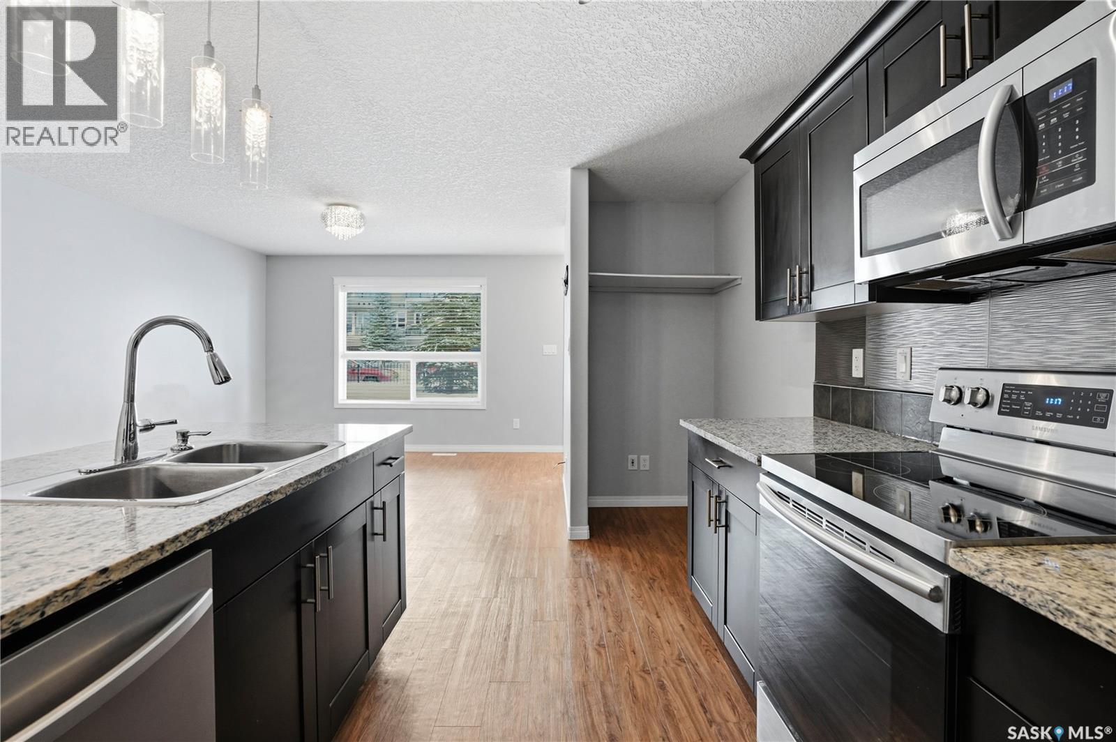 116 125 Willis Crescent, Saskatoon, SK - Indoor Photo Showing Kitchen With Double Sink With Upgraded Kitchen