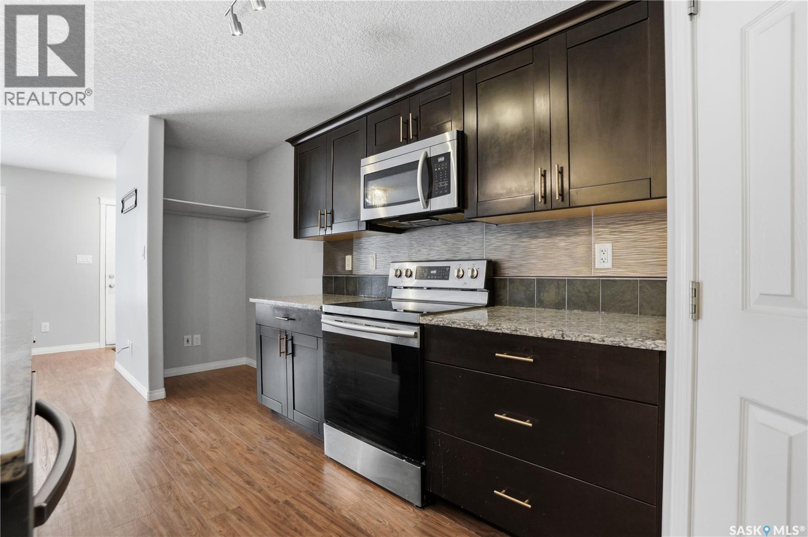 116 125 Willis Crescent, Saskatoon, SK - Indoor Photo Showing Kitchen