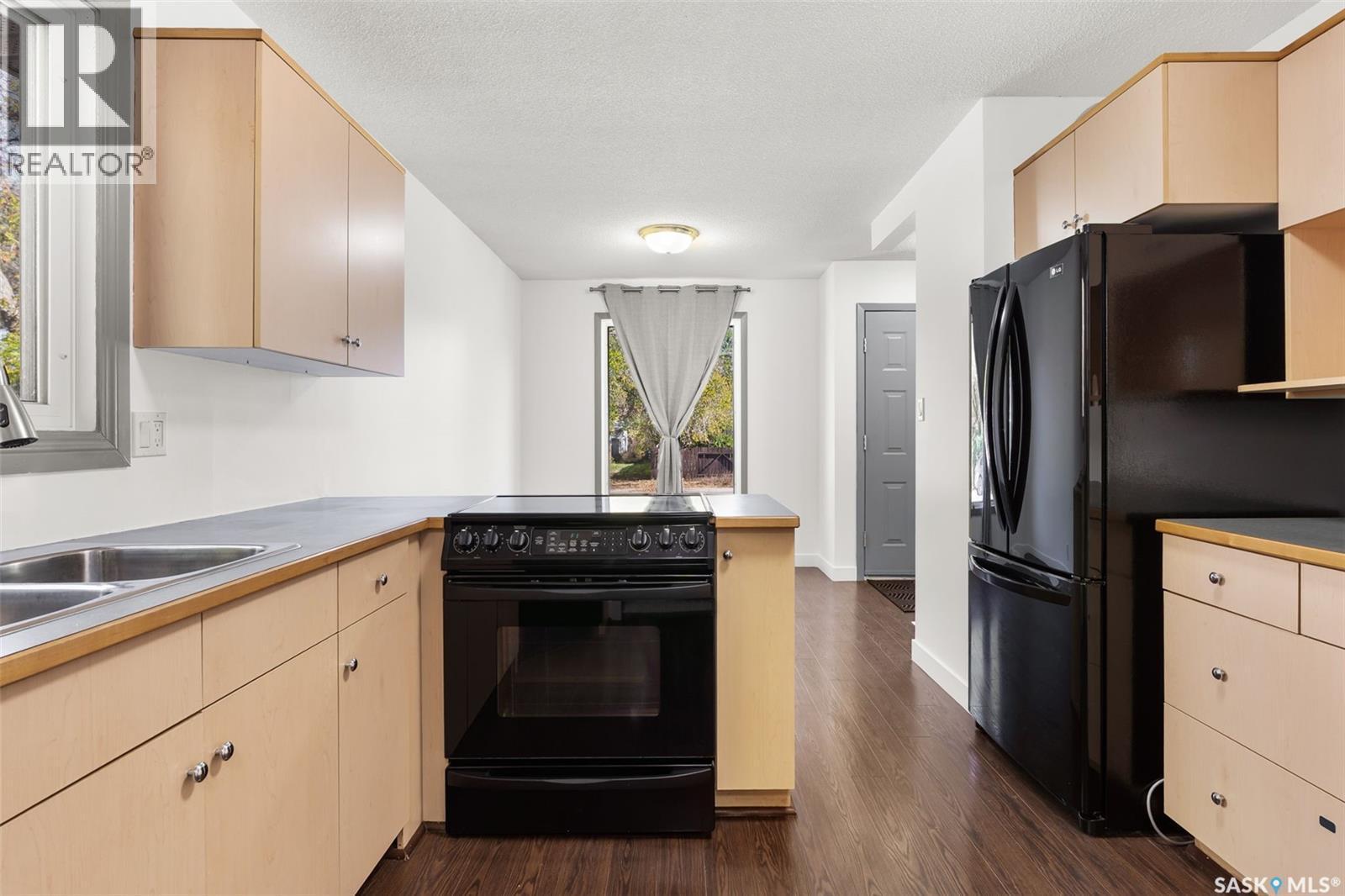 78 Spence Street, Regina, SK - Indoor Photo Showing Kitchen With Double Sink