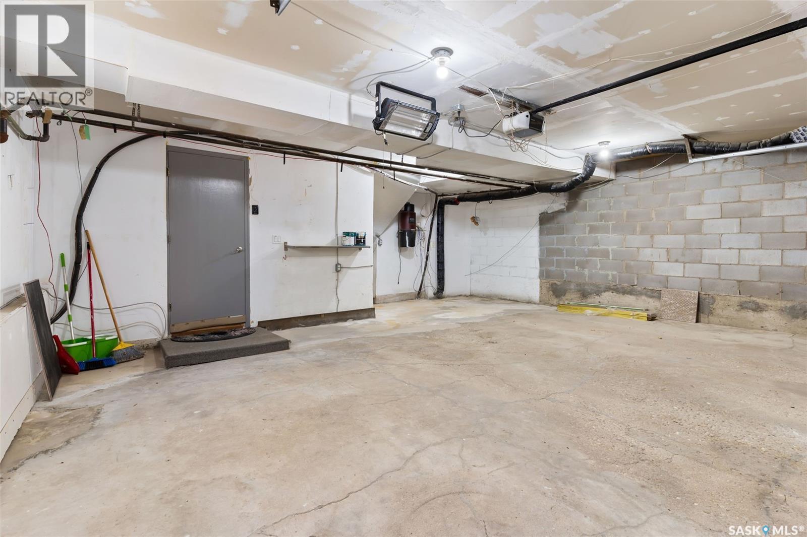 78 Spence Street, Regina, SK - Indoor Photo Showing Garage