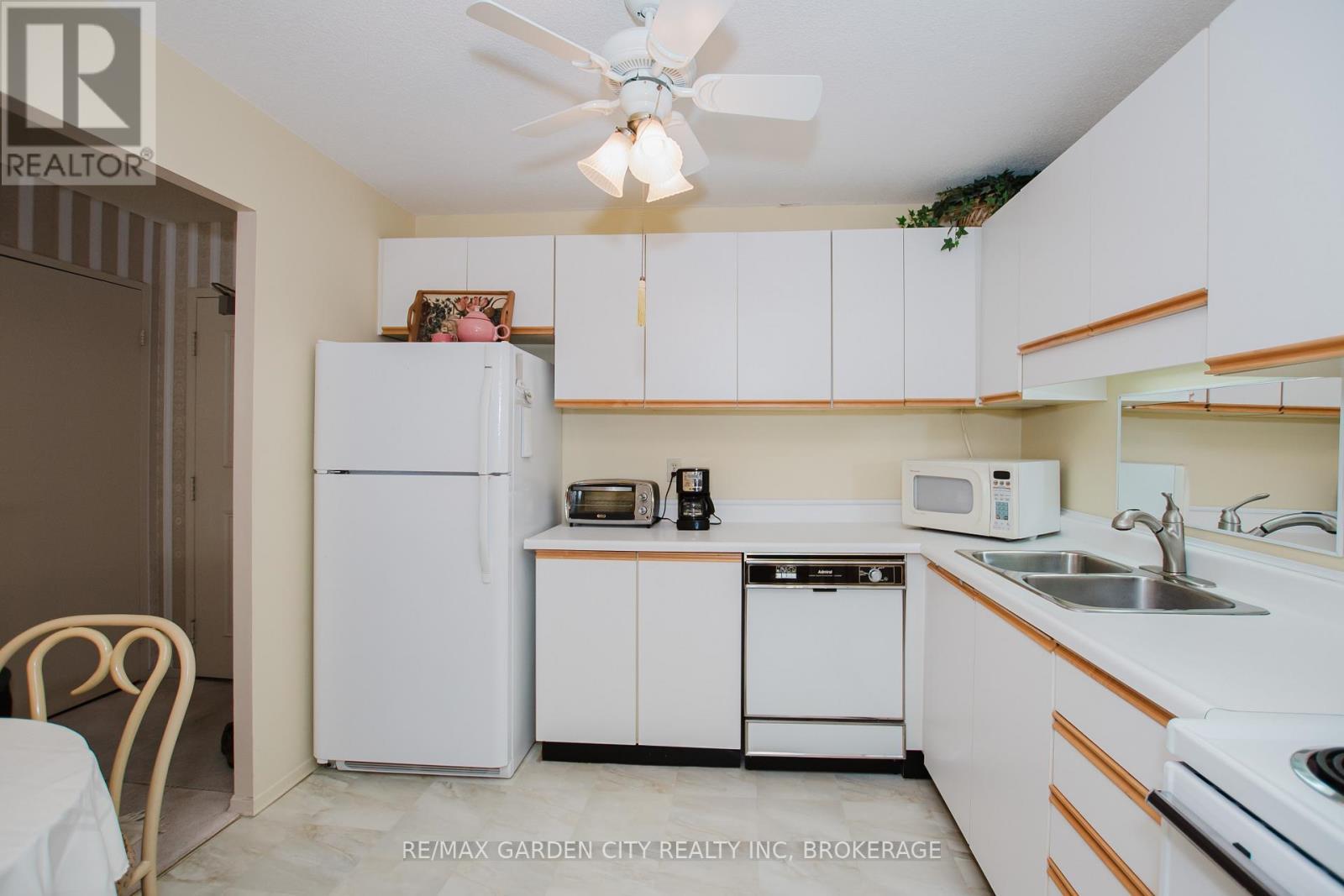 307 - 7 Gale Crescent, St. Catharines (E. Chester), ON - Indoor Photo Showing Kitchen With Double Sink