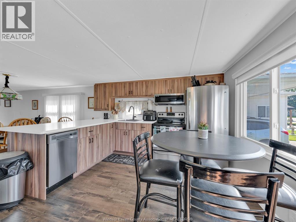 8 Maple, Mcgregor, ON - Indoor Photo Showing Kitchen