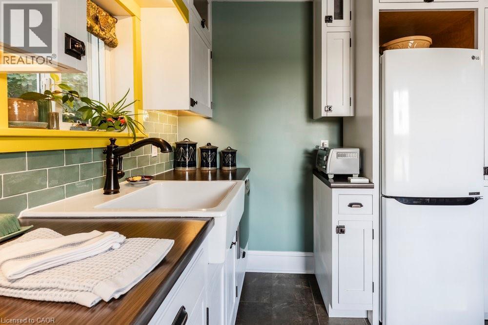 210 Charlton Avenue E, Hamilton, ON - Indoor Photo Showing Kitchen