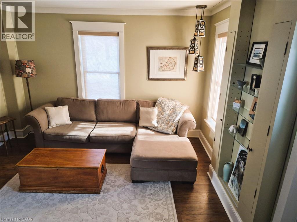 210 Charlton Avenue E, Hamilton, ON - Indoor Photo Showing Living Room