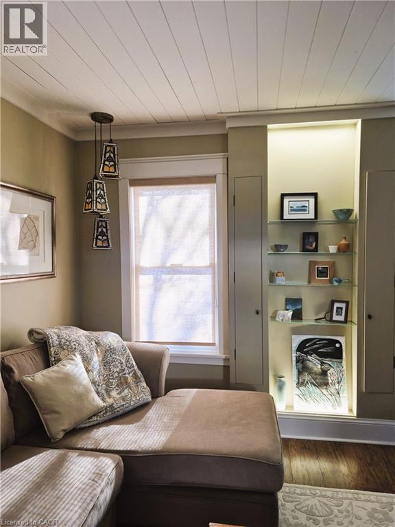 210 Charlton Avenue E, Hamilton, ON - Indoor Photo Showing Living Room