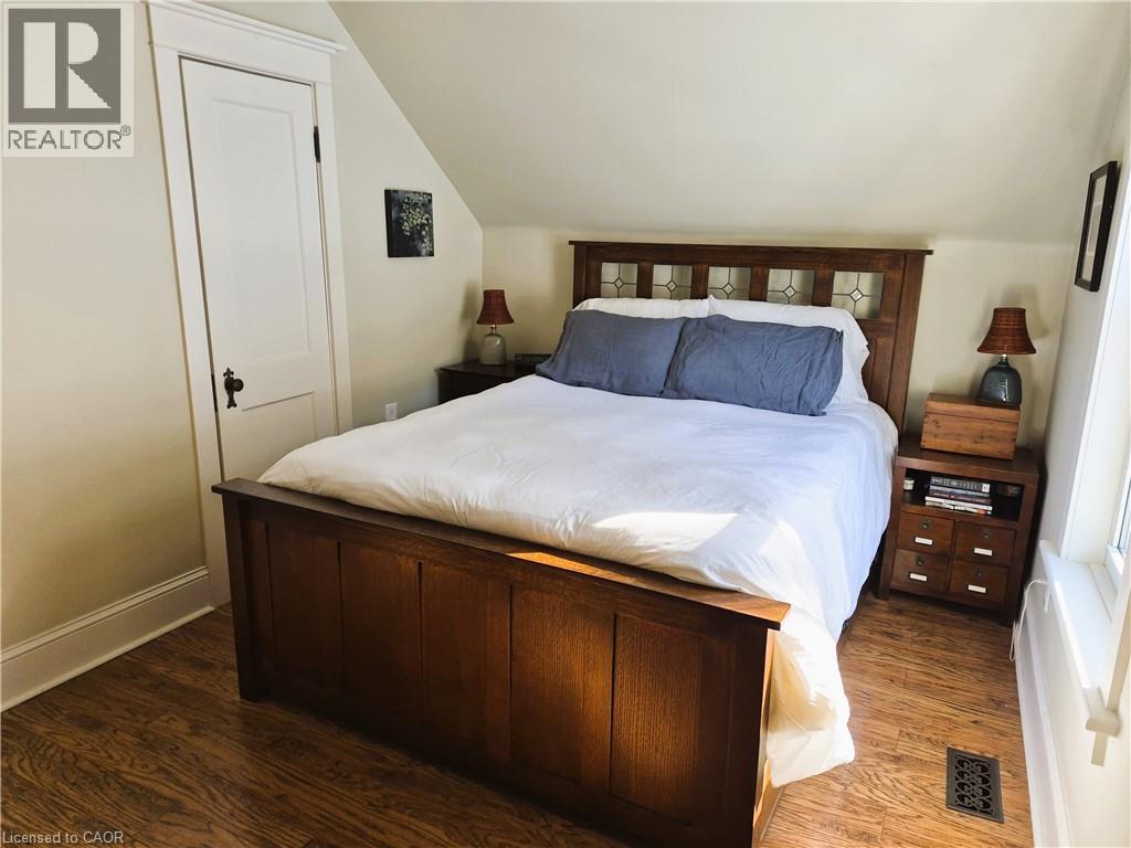 210 Charlton Avenue E, Hamilton, ON - Indoor Photo Showing Bedroom