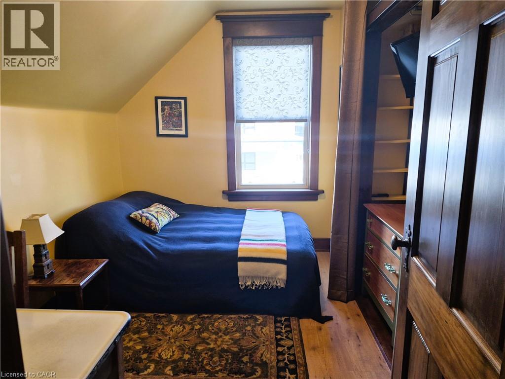 210 Charlton Avenue E, Hamilton, ON - Indoor Photo Showing Bedroom