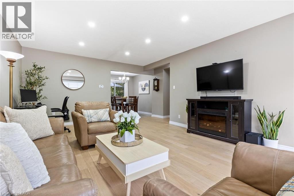 49 Cedarwoods Crescent Unit# 48, Kitchener, ON - Indoor Photo Showing Living Room