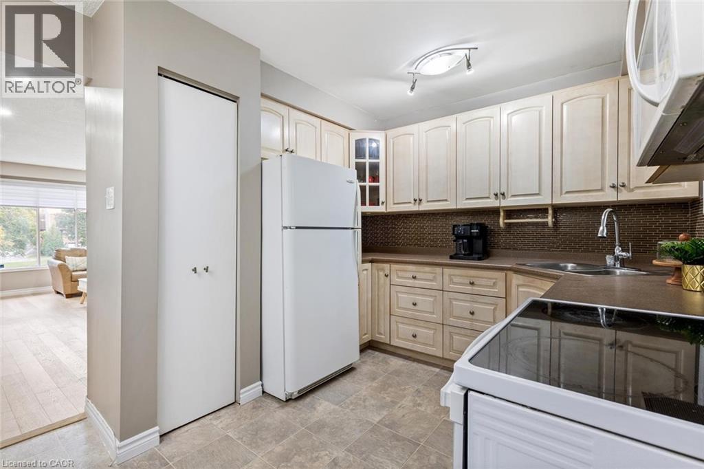 49 Cedarwoods Crescent Unit# 48, Kitchener, ON - Indoor Photo Showing Kitchen With Double Sink