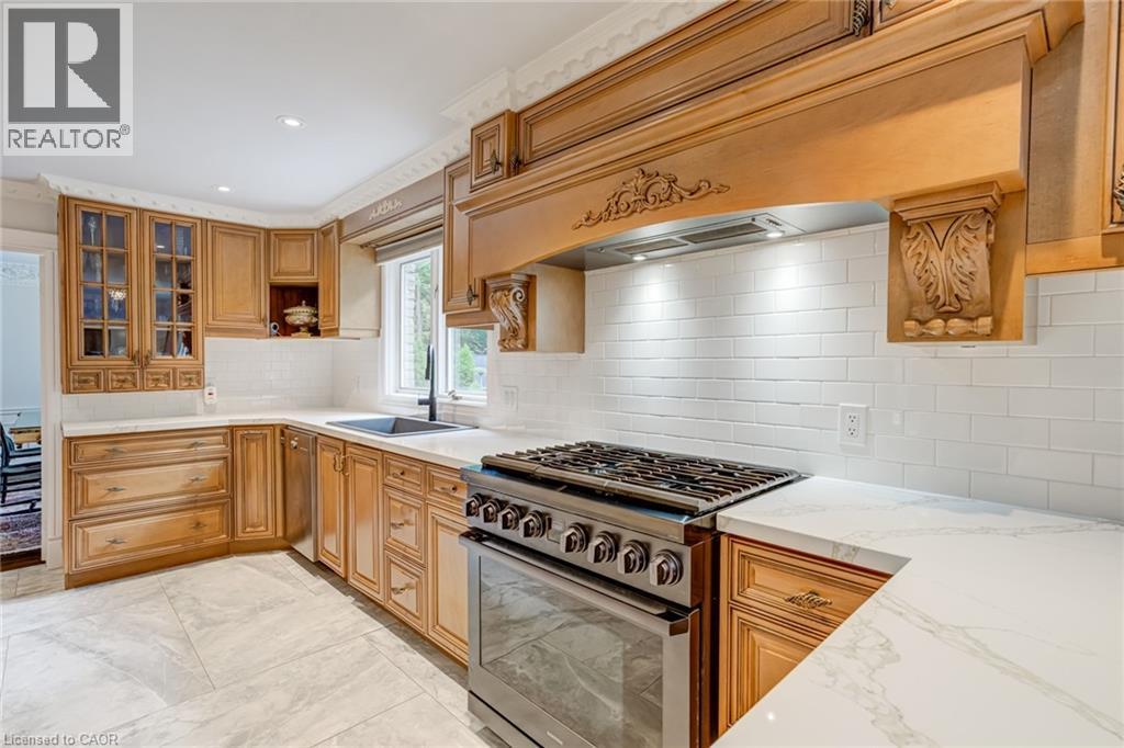 28 Stonegate Drive, Hamilton, ON - Indoor Photo Showing Kitchen With Stainless Steel Kitchen