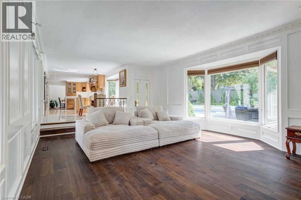 28 Stonegate Drive, Hamilton, ON - Indoor Photo Showing Living Room