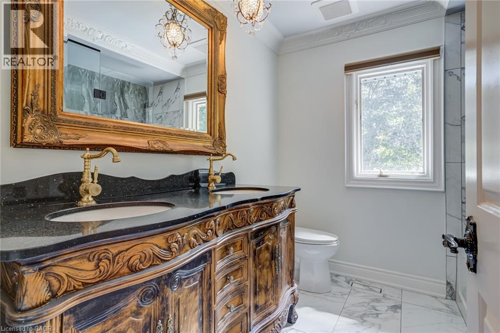 28 Stonegate Drive, Hamilton, ON - Indoor Photo Showing Bathroom