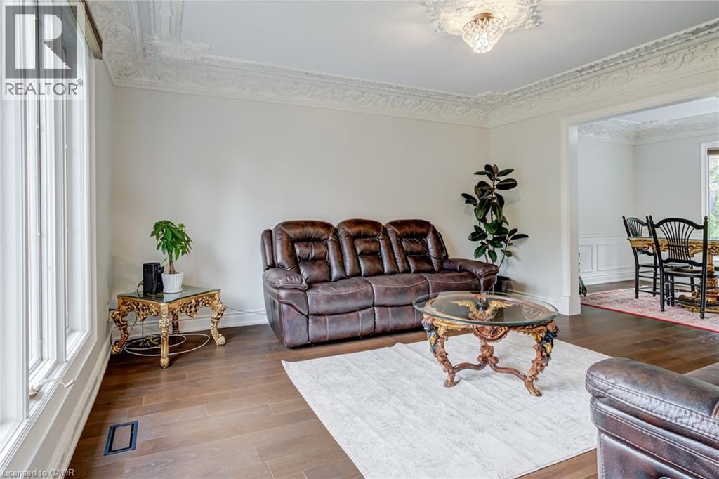 28 Stonegate Drive, Hamilton, ON - Indoor Photo Showing Living Room