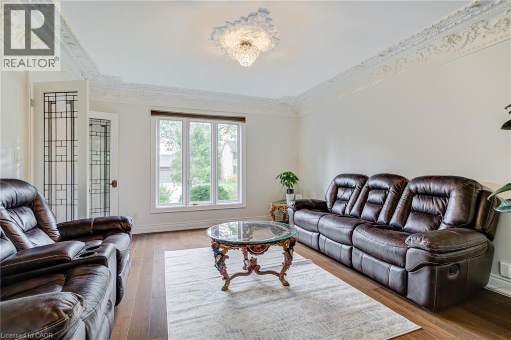 28 Stonegate Drive, Hamilton, ON - Indoor Photo Showing Living Room