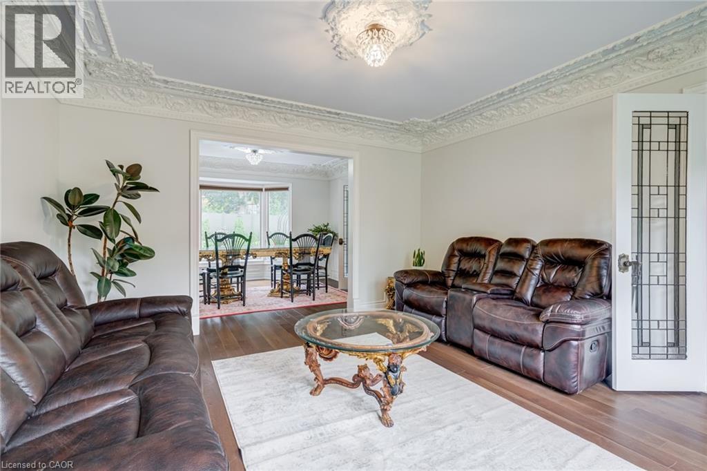 28 Stonegate Drive, Hamilton, ON - Indoor Photo Showing Living Room