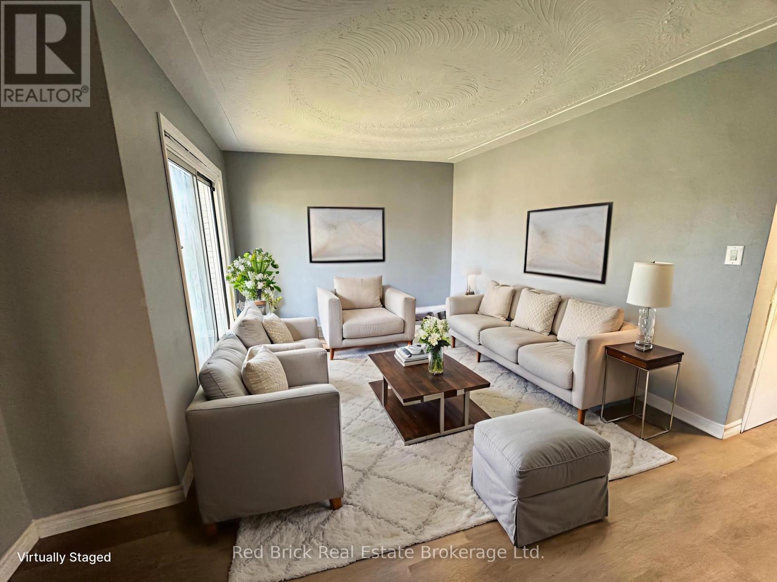 204 Veronica Drive, Kitchener, ON - Indoor Photo Showing Living Room