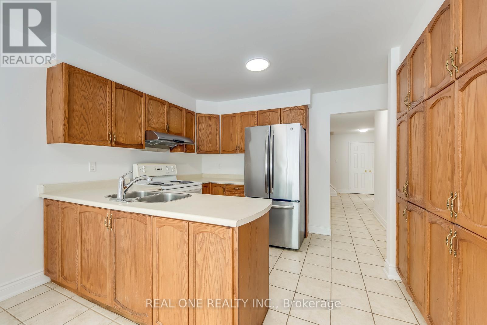 3582 Italia Crescent, Mississauga, ON - Indoor Photo Showing Kitchen With Double Sink