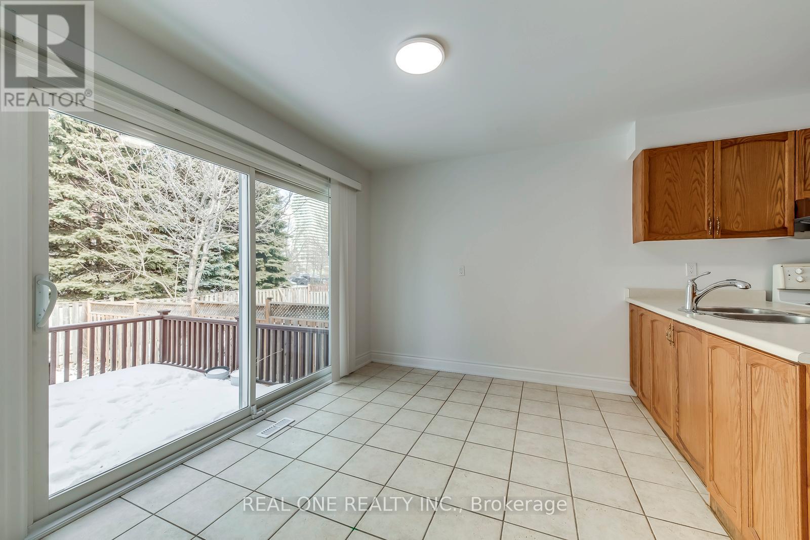 3582 Italia Crescent, Mississauga, ON - Indoor Photo Showing Kitchen With Double Sink