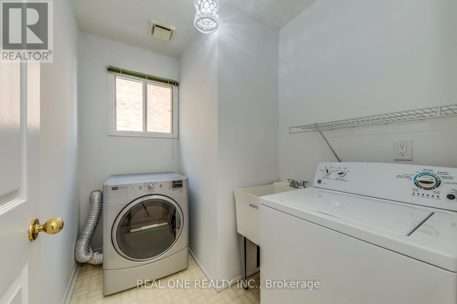 3582 Italia Crescent, Mississauga, ON - Indoor Photo Showing Laundry Room