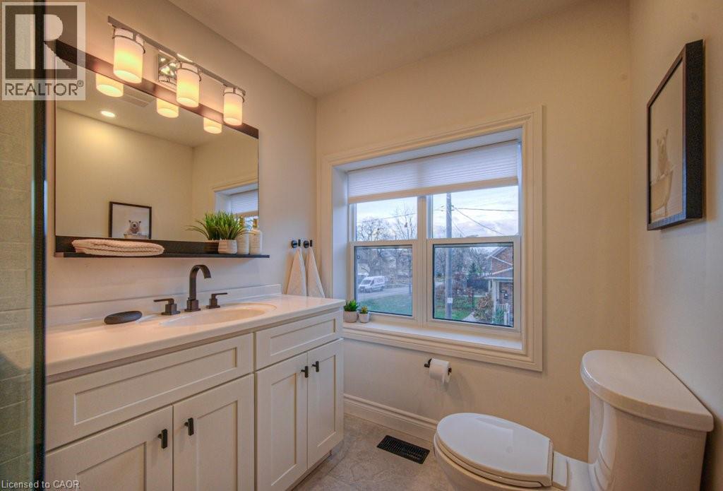 30 Dunbar Road S, Waterloo, ON - Indoor Photo Showing Bathroom
