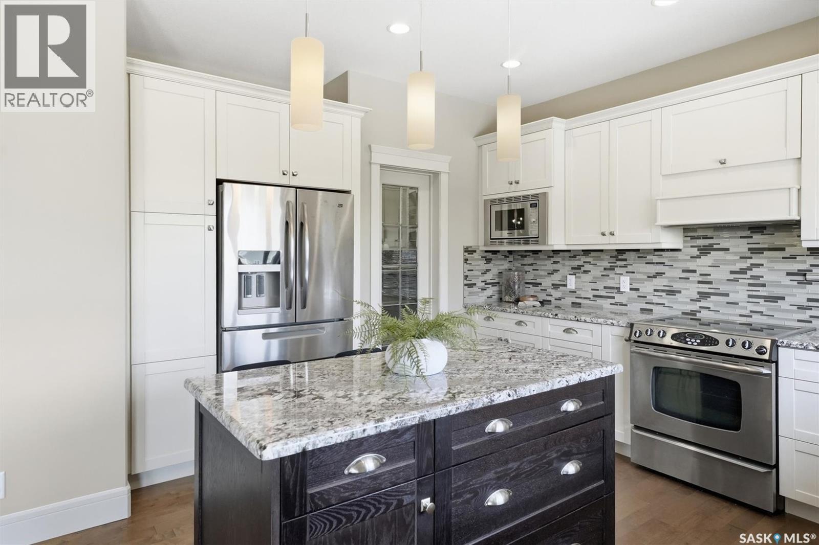 171 Roy Crescent, Saskatoon, SK - Indoor Photo Showing Kitchen With Stainless Steel Kitchen With Upgraded Kitchen