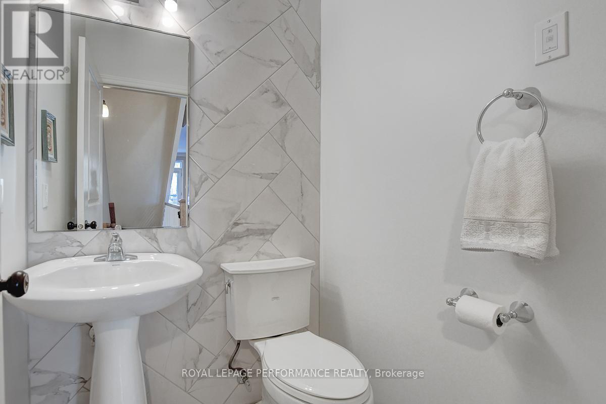349 Berkley Avenue, Ottawa, ON - Indoor Photo Showing Bathroom