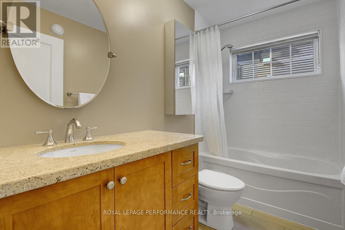 349 Berkley Avenue, Ottawa, ON - Indoor Photo Showing Bathroom
