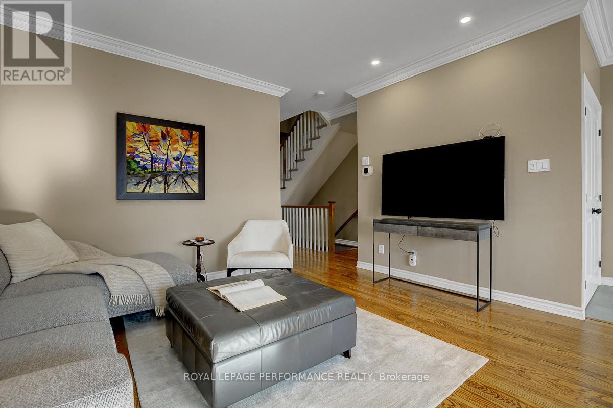349 Berkley Avenue, Ottawa, ON - Indoor Photo Showing Living Room