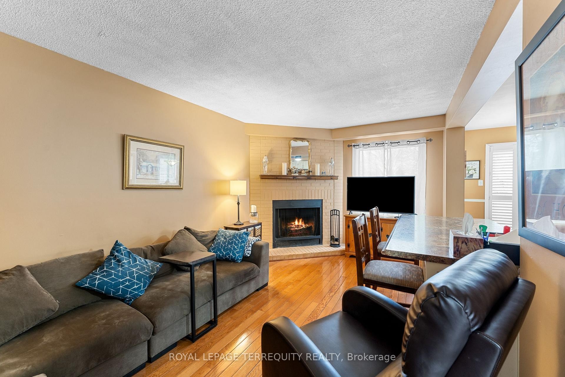 6164 Osprey Boulevard, Mississauga, ON - Indoor Photo Showing Living Room With Fireplace
