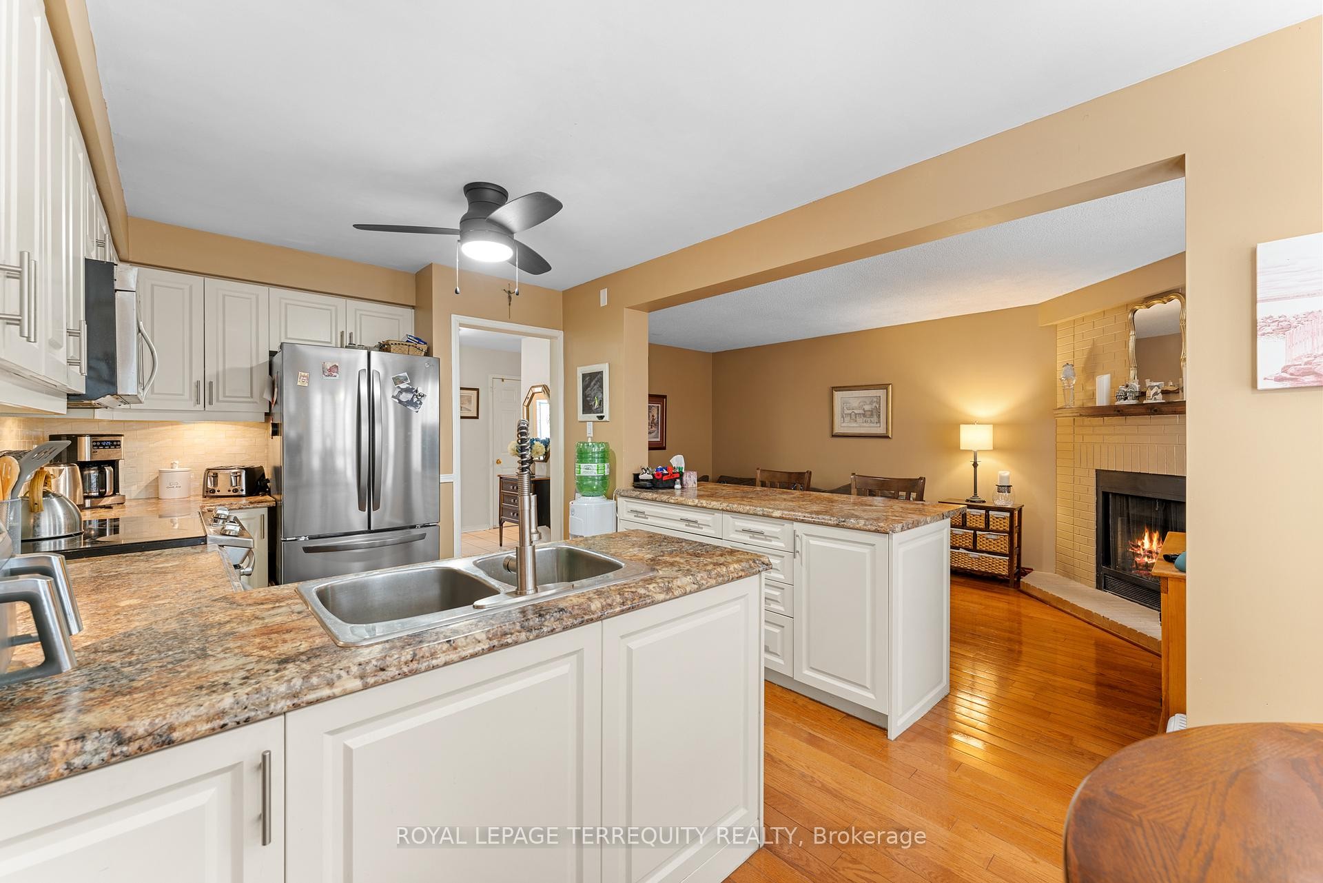 6164 Osprey Boulevard, Mississauga, ON - Indoor Photo Showing Kitchen With Double Sink