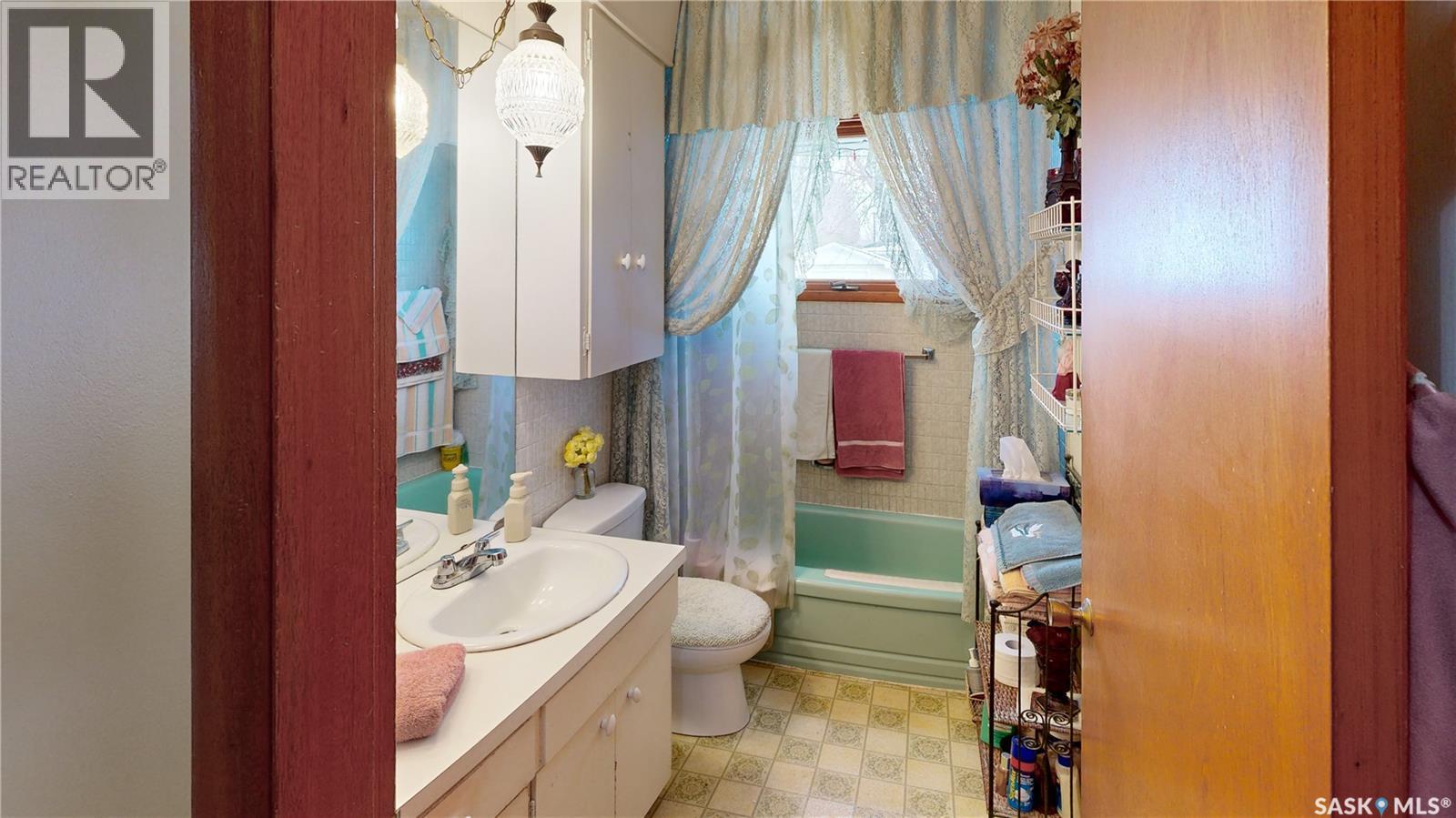 16 Bond Crescent, Regina, SK - Indoor Photo Showing Bathroom