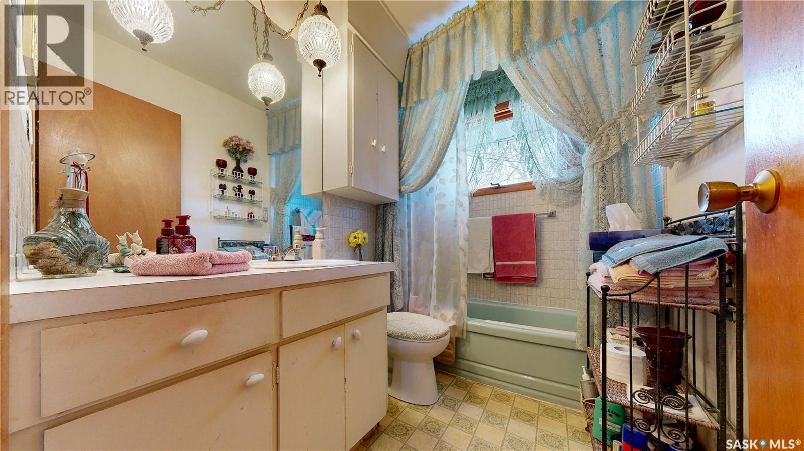 16 Bond Crescent, Regina, SK - Indoor Photo Showing Bathroom