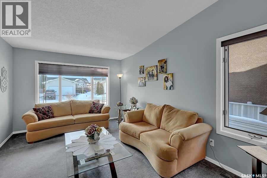 3606 Cormorant Drive E, Regina, SK - Indoor Photo Showing Living Room