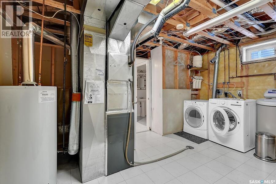 3606 Cormorant Drive E, Regina, SK - Indoor Photo Showing Laundry Room