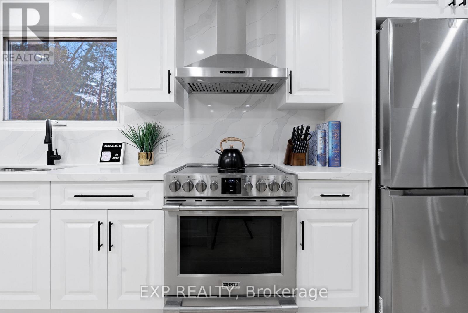 19 Broad Street, Brantford, ON - Indoor Photo Showing Kitchen With Stainless Steel Kitchen With Upgraded Kitchen