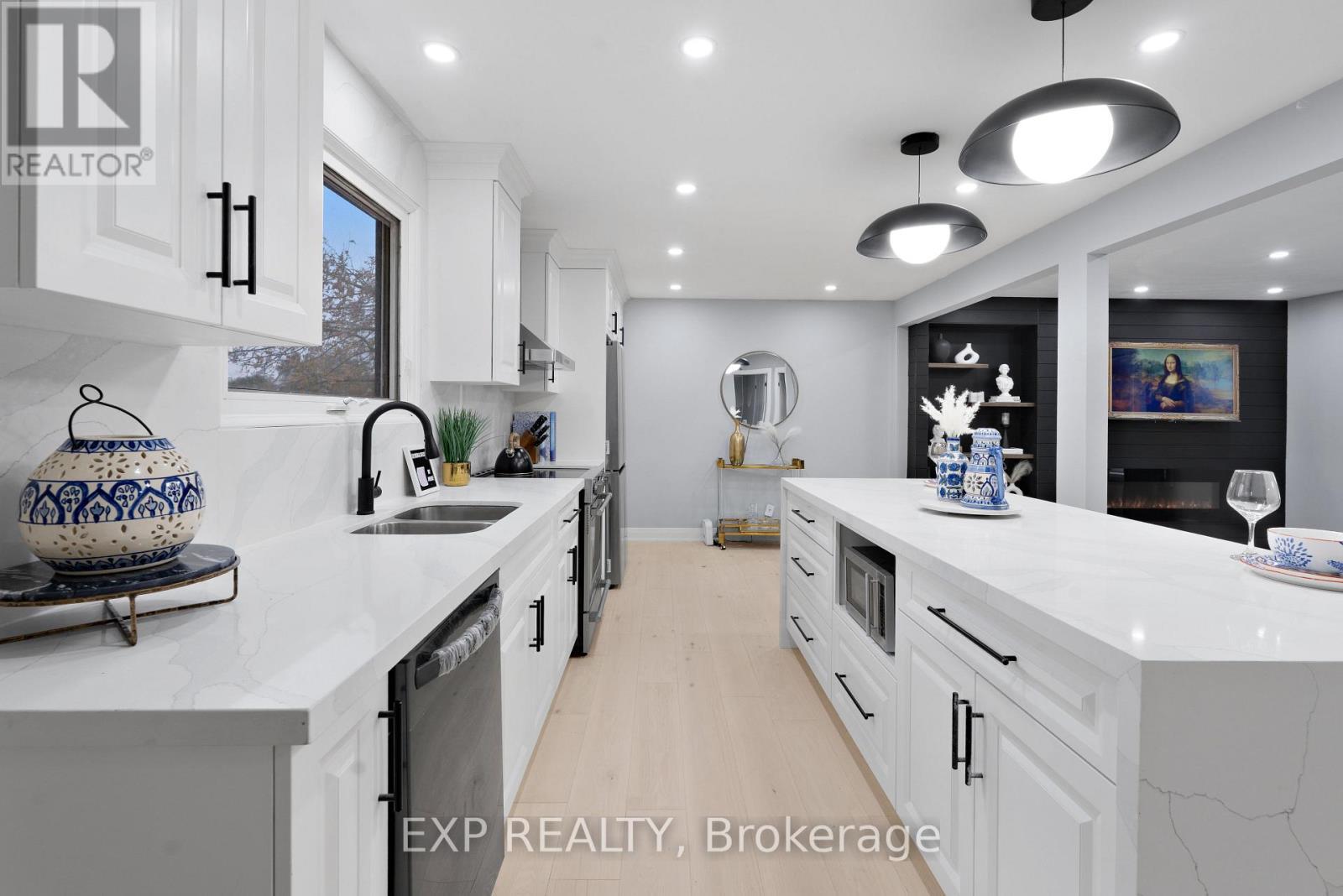 19 Broad Street, Brantford, ON - Indoor Photo Showing Kitchen With Double Sink With Upgraded Kitchen