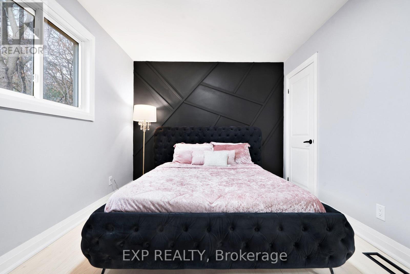 19 Broad Street, Brantford, ON - Indoor Photo Showing Bedroom