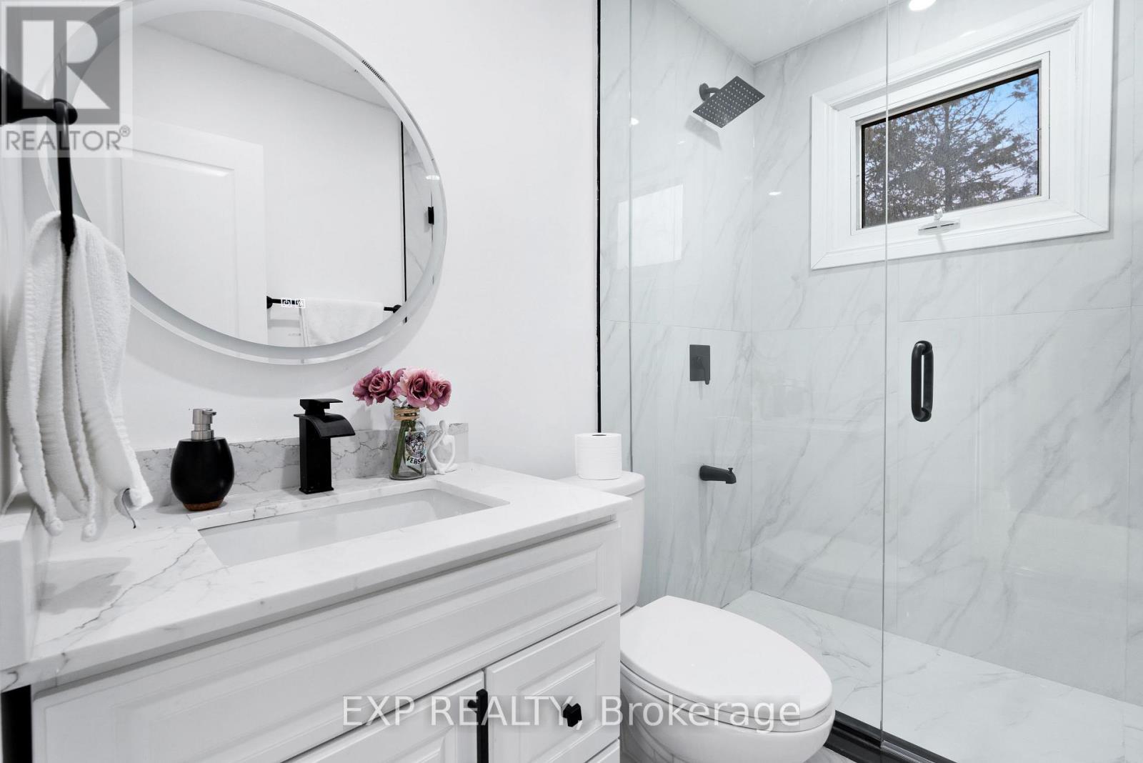 19 Broad Street, Brantford, ON - Indoor Photo Showing Bathroom