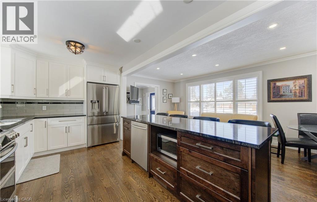 583 Rustic Drive, Waterloo, ON - Indoor Photo Showing Kitchen With Upgraded Kitchen