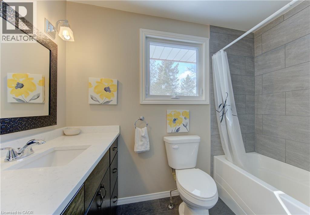 583 Rustic Drive, Waterloo, ON - Indoor Photo Showing Bathroom