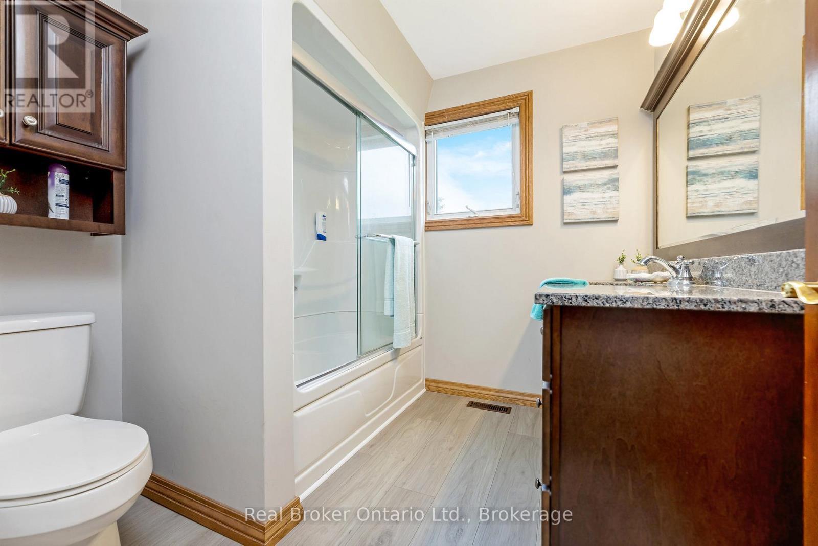 9412 Sideroad 17, Erin, ON - Indoor Photo Showing Bathroom