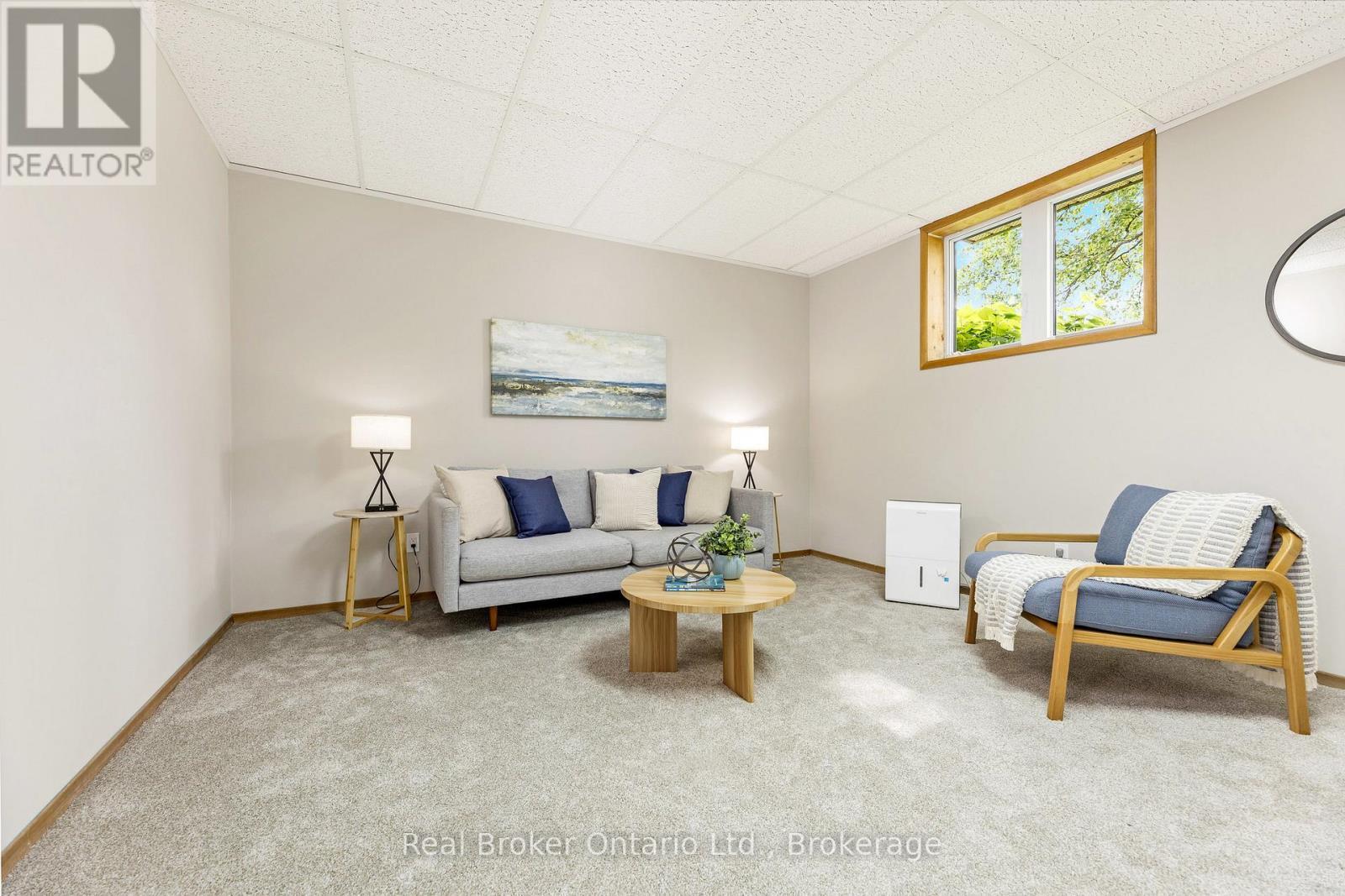 9412 Sideroad 17, Erin, ON - Indoor Photo Showing Living Room