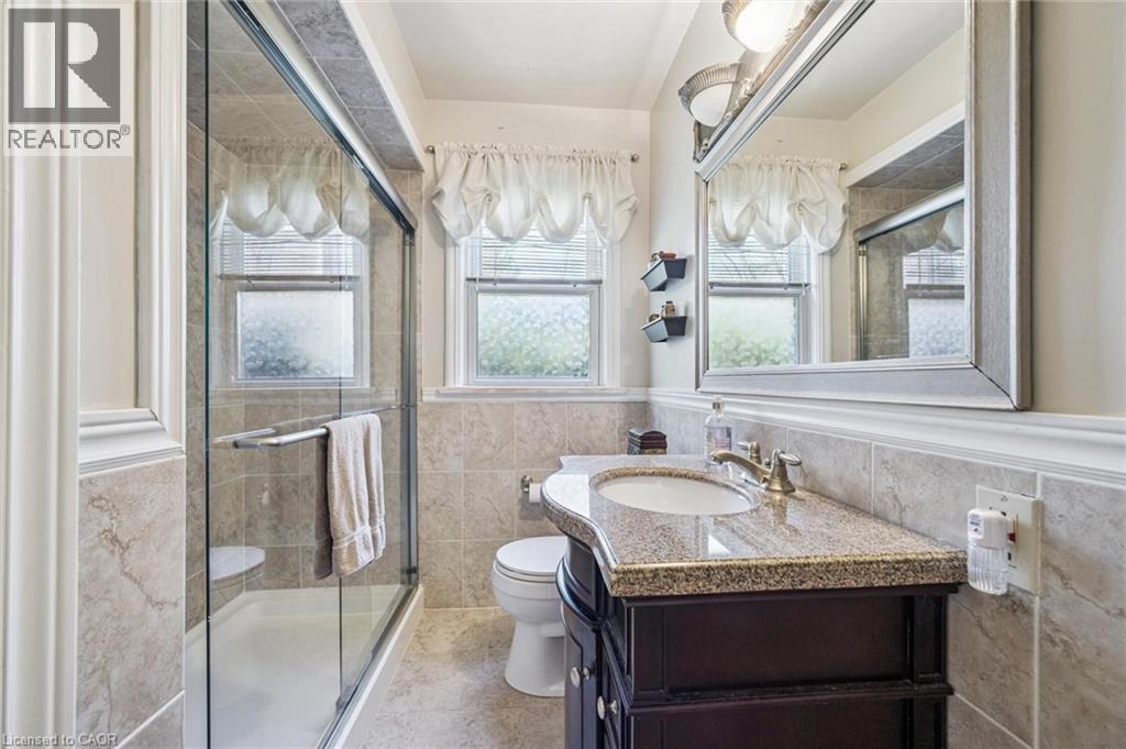 Main bathroom - 3012 First Street, Burlington, ON - Indoor Photo Showing Bathroom