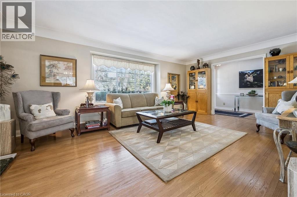 3012 First Street, Burlington, ON - Indoor Photo Showing Living Room