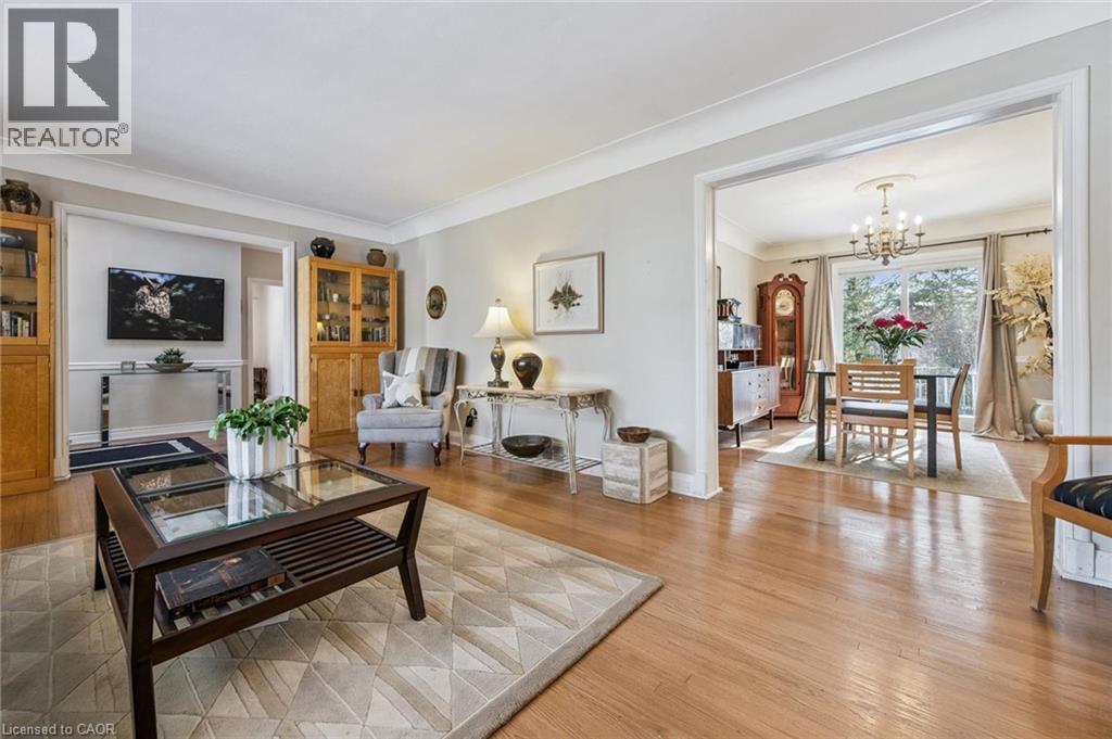 3012 First Street, Burlington, ON - Indoor Photo Showing Living Room