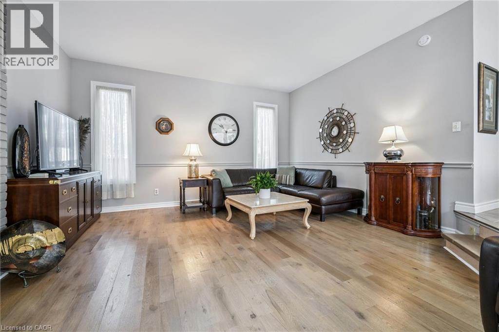 3012 First Street, Burlington, ON - Indoor Photo Showing Living Room