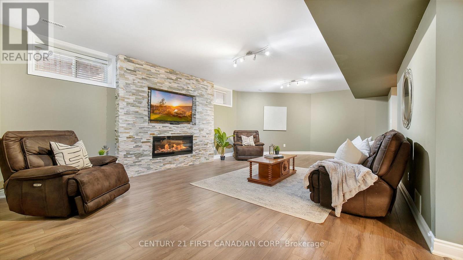 1659 Hamilton Road, London South (South U), ON - Indoor Photo Showing Living Room With Fireplace