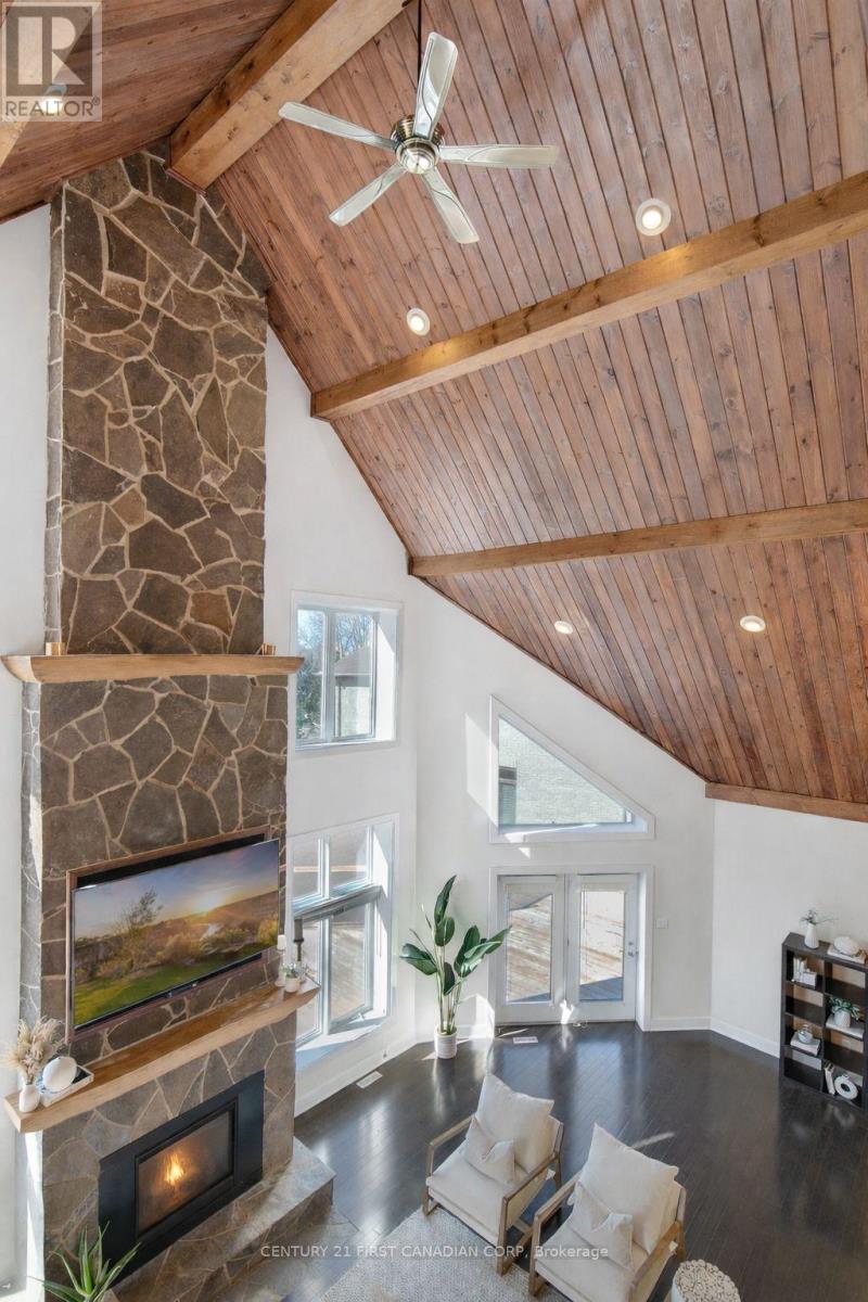 1659 Hamilton Road, London South (South U), ON - Indoor Photo Showing Other Room With Fireplace